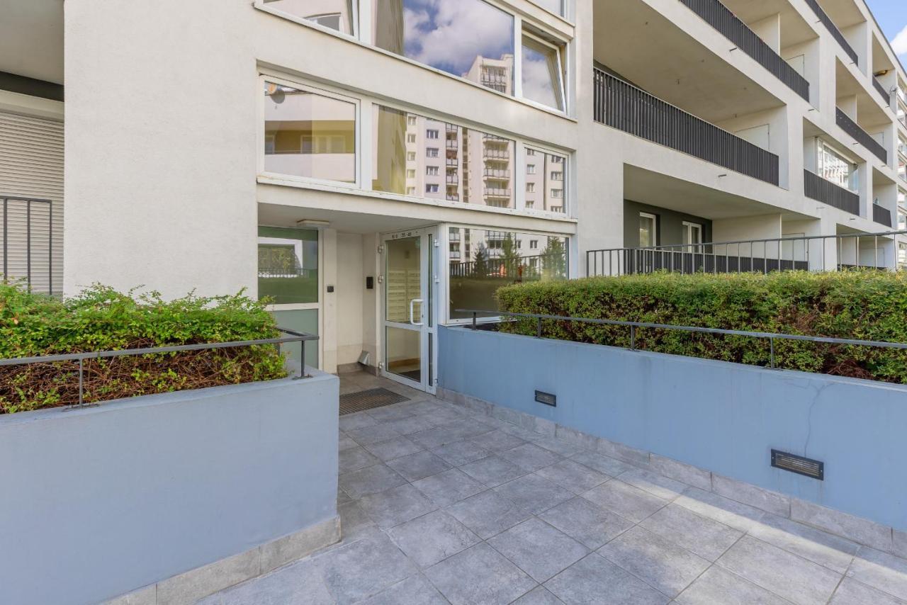 Metro Targowek Spacious Apartment With Parking By Noclegi Renters Варшава Екстериор снимка