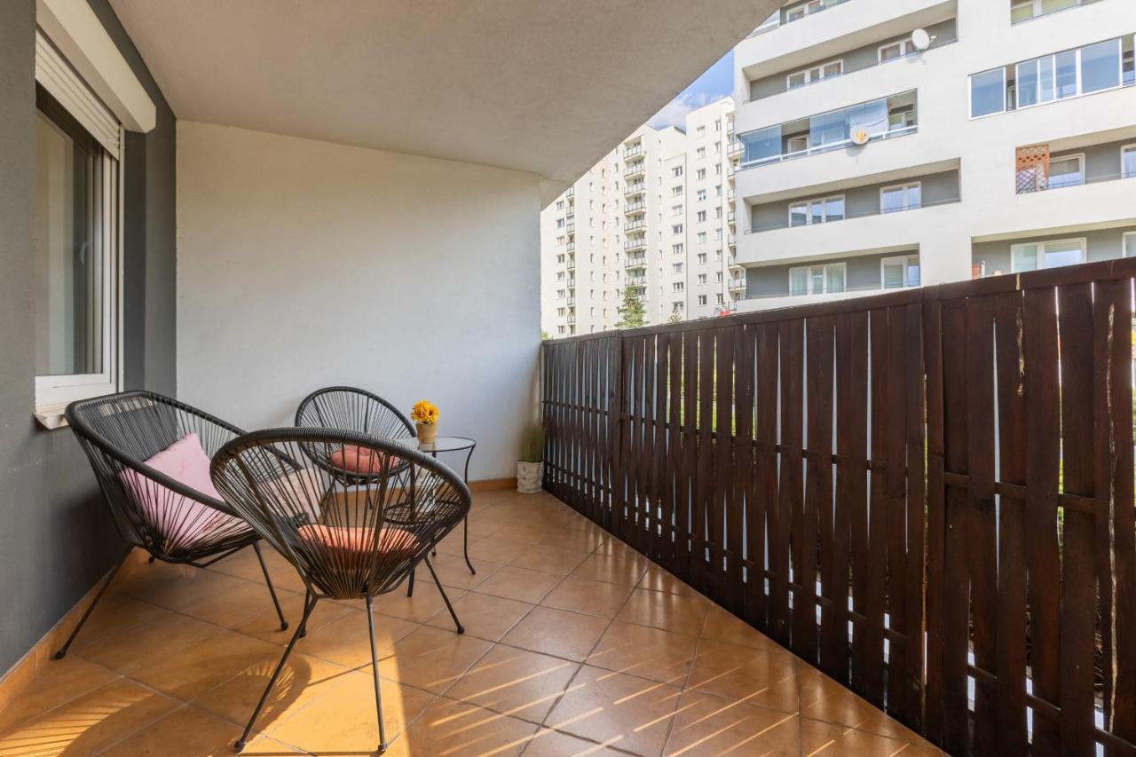 Metro Targowek Spacious Apartment With Parking By Noclegi Renters Варшава Екстериор снимка