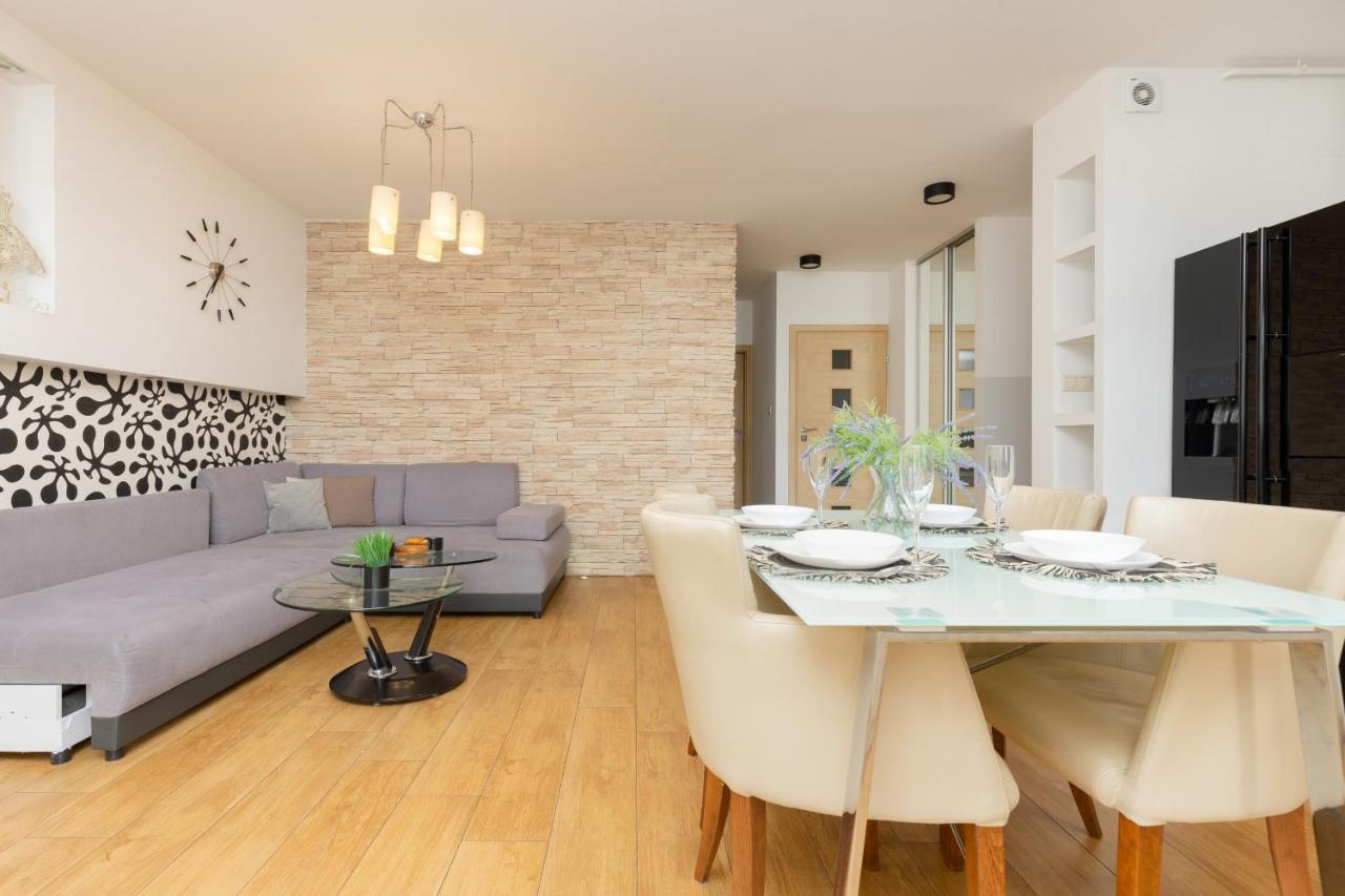 Metro Targowek Spacious Apartment With Parking By Noclegi Renters Варшава Екстериор снимка