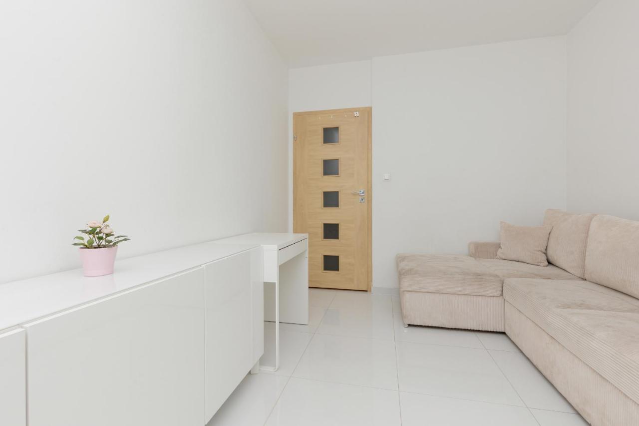 Metro Targowek Spacious Apartment With Parking By Noclegi Renters Варшава Екстериор снимка