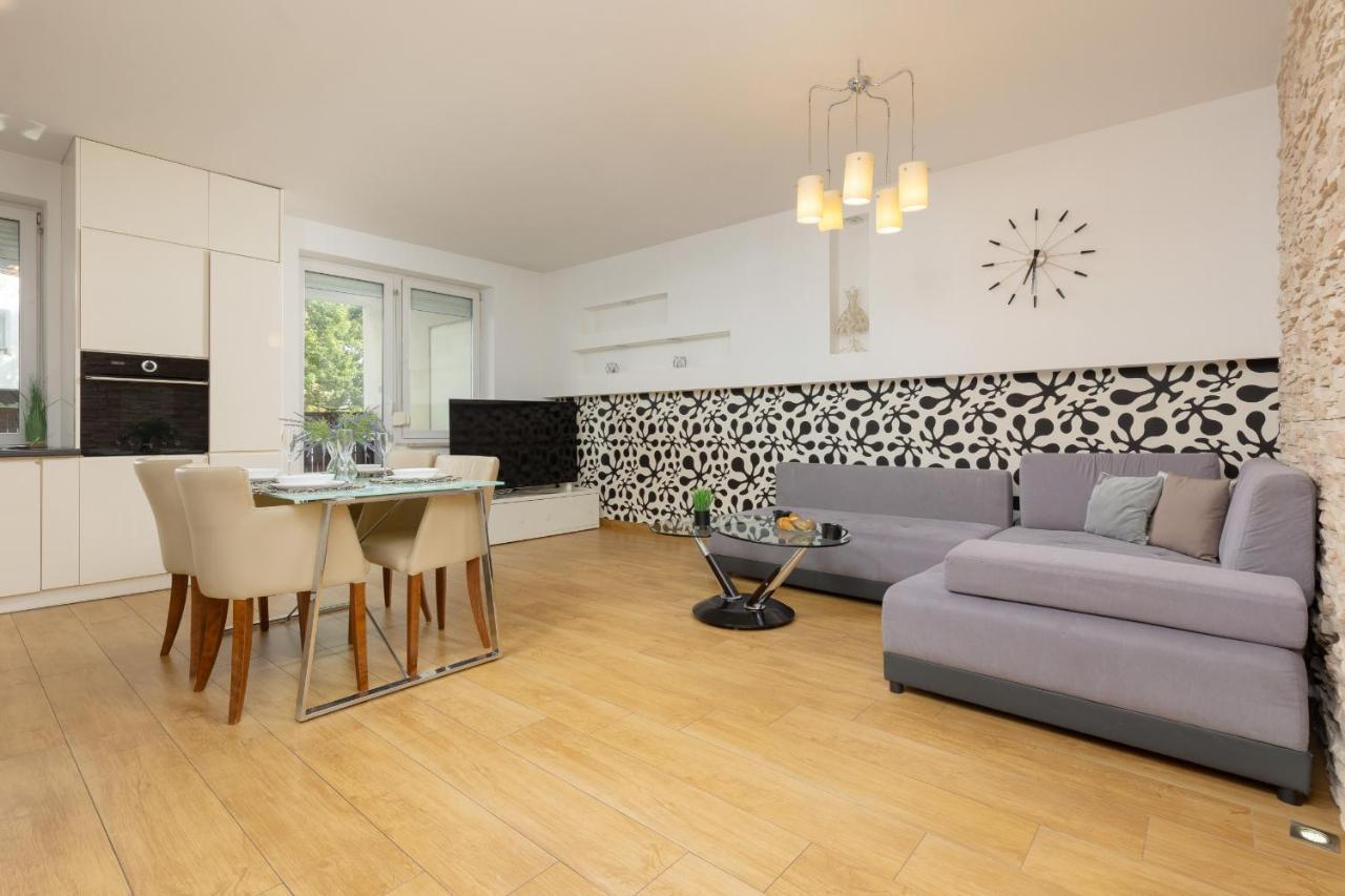 Metro Targowek Spacious Apartment With Parking By Noclegi Renters Варшава Екстериор снимка